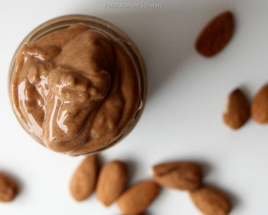 Mandelmus selbst gemacht in Schraubglas mit ungeschälten Mandeln dekoriert