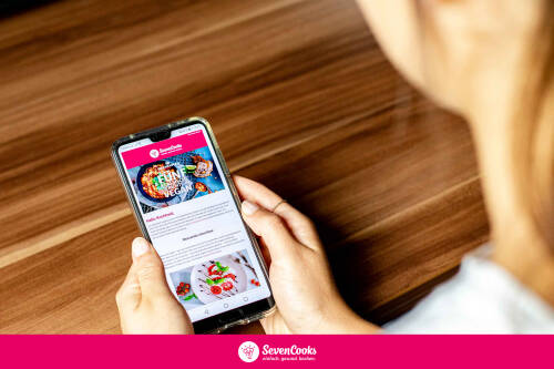 Smartphone mit geöffnetem SevenCooks Newsletter