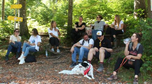 Das SevenCooks Team macht beim Wandern auf dem Bodenschneid eine Pause.