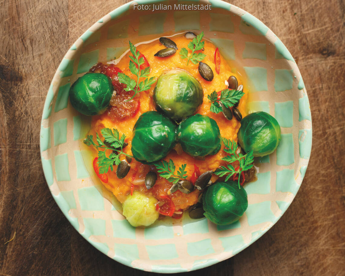 Süßkartoffelpüree mit glasiertem Rosenkohl und Kürbiskernen