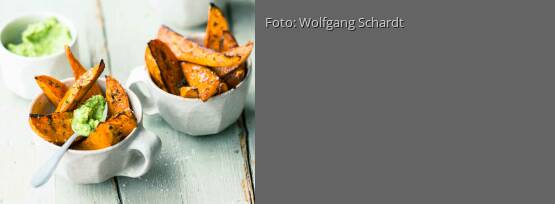 Rezeptbild für "Süßkartoffel-Wedges mit Avocado-Erbsen-Mus"