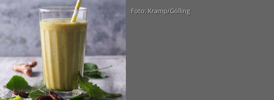 Rezeptbild für "Smoothie mit Baumblättern, Kurkuma und Pekannüssen"