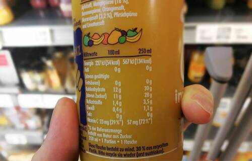 Nährwertangaben auf der rückseite eines Smoothies aus gelben Früchten