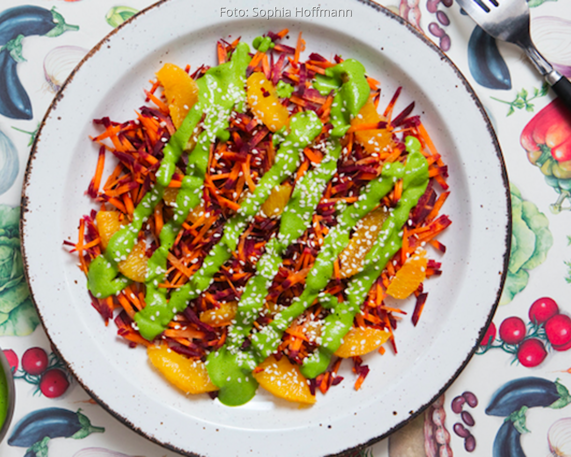 Bunter Salat von oben aus Karotten und Spinat mit Tahin