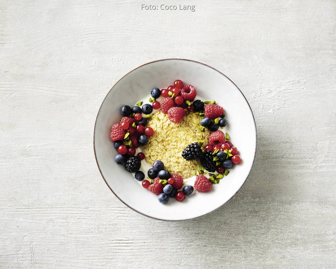 Sonniges Haferporridge mit Früchten