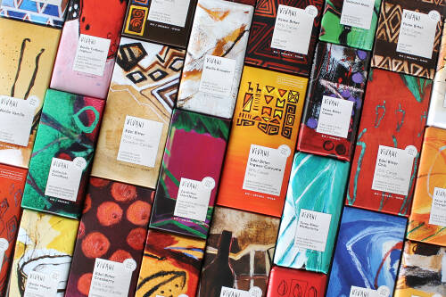 Verschiedene Schokoladen-Tafeln der Marke VIVANI nebeneinander.