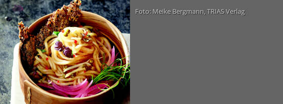 Rezeptbild für "Kohlrabispaghetti und gebratene Kräuterseitlinge herb asiatisch mit Sesamkräckern"