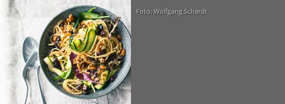 Rezeptbild für "Spaghetti-Zucchini-Salat mit Cashew-Sprinkle"