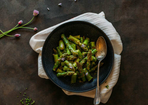 Leckerer Spargelsalat mit Honig-Dressing in einer schwarzen Schüssel.