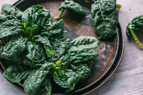 Frischer Spinat auf einem braunen Teller
