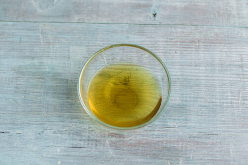 Durchsichitiger, gelb-grünlicher Spinatsud in einer Glasschale