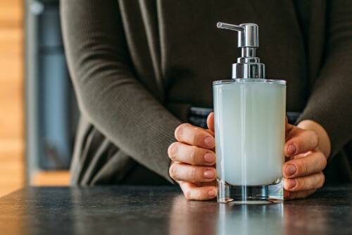 Spülmittel in einen Seifenspender aus Glas.