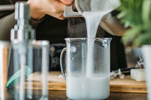 Spülmittel kommt zum Auskühlen in ein kaltes Gefäß.