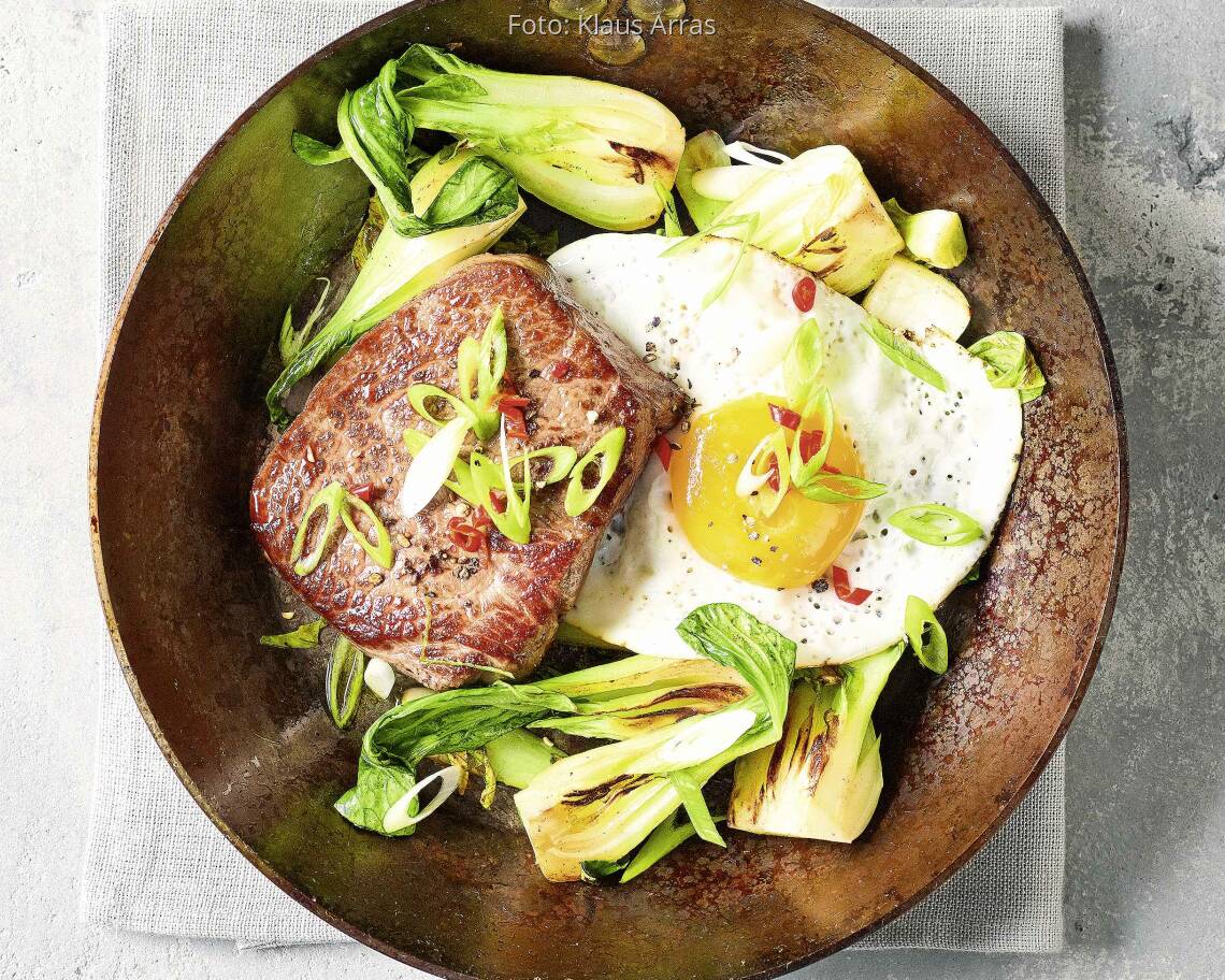 Steakpfanne mit Pak Choi und Spiegelei