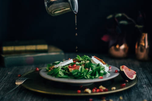 Leckerer Herbstsalat mit Feldsalat, Walnüssen, Feigen und Ziegenkäse