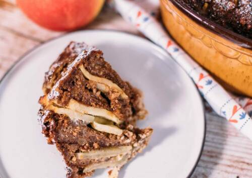 Süßer Auflauf mit Lebkuchen auf einem Teller. Von oben fotografiert.