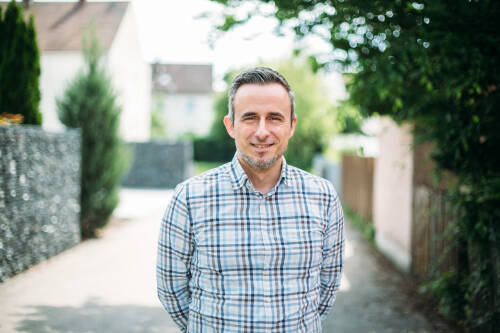 Sven, Leiter der Webentwicklung von SevenCooks, vor einem Baum.