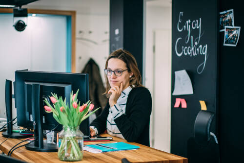 Tanja aus dem SevenCooks Team an ihrem Schreibtisch