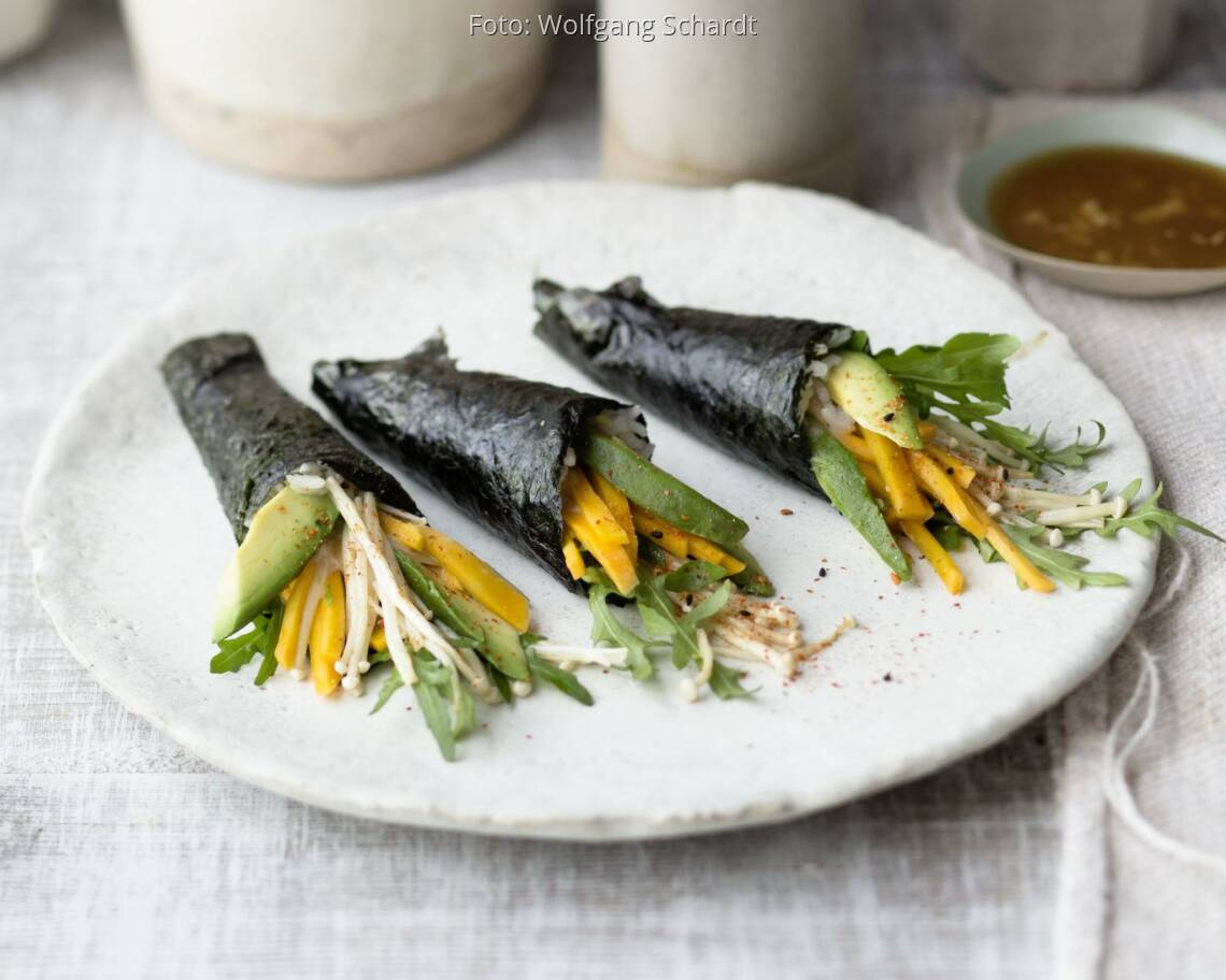 Drei Temaki California Style nebeneinander auf einem weißen Teller angeordnet