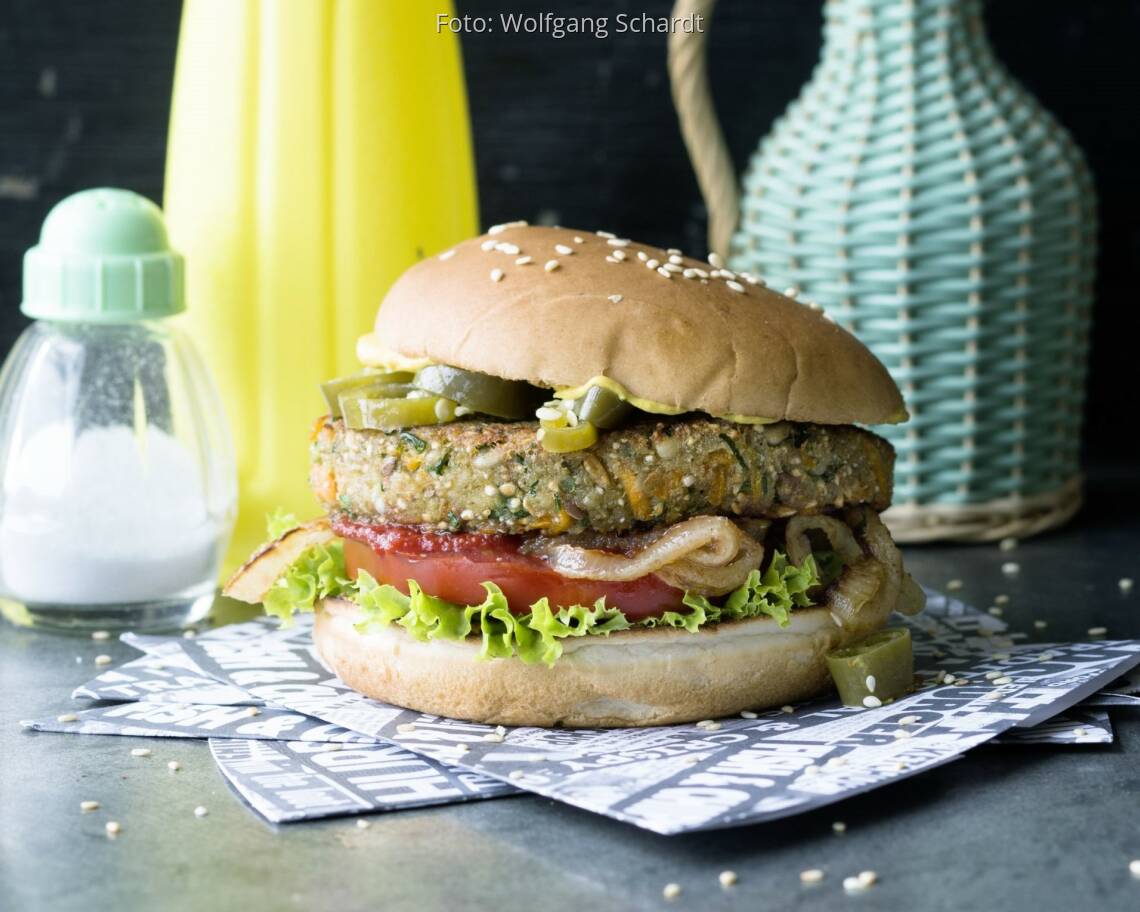 Burger auf Servietten angerichtete von vorne fotografiert