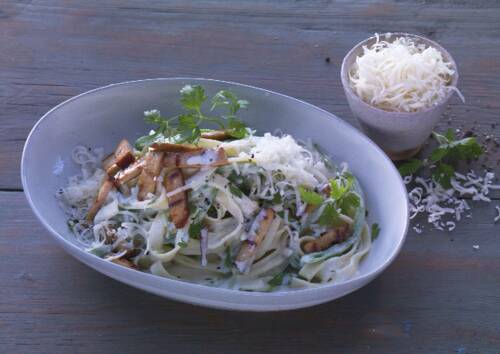 Unsere Tofu-Pasta interpretiert den Klassiker neu, den Speck wirst du hier nicht vermissen, dazu gibt es Parmesan.
