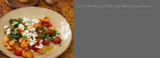 Rezeptbild für "Tomaten-Aprikosen-Salat mit Feta und Honig-Sambal-Dressing"