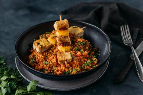 Tomaten Bulgur mit Tofu Zitronen Spieße