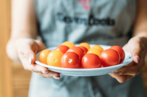 Schritt 1: Die Kirschtomaten werden auf einen flachen Teller gelegt bis dieser voll ist.