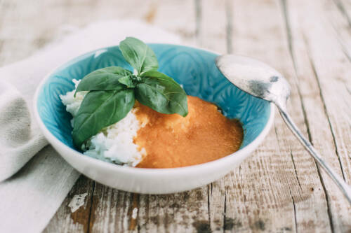 Tomaten Reis in Schüssel vor hellem Hintergrund.