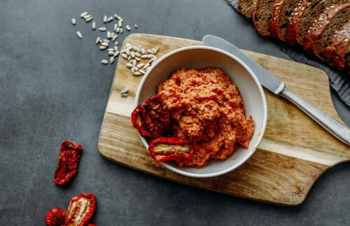 Tomaten-Sonnenblumenkern-Aufstrich in einer Schüssel