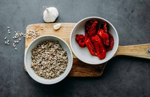 Zutaten für Tomaten-Sonnenblumenkern-Aufstrich in Schüsseln