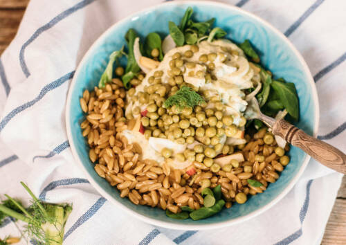 Bowl mit Urkorn, Fenchel und Apfel, der perfekte Sattmacher. Von oben fotografiert.