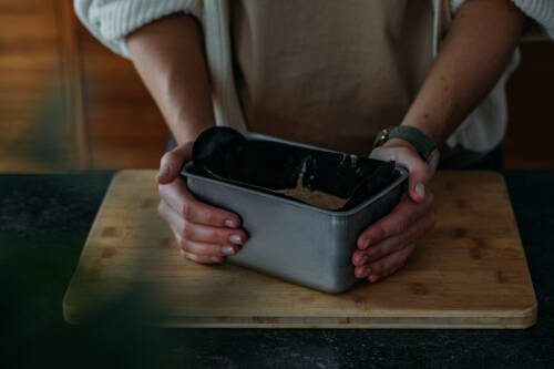Der rohe Brotteig wurde in eine kastenförmige Brotbackform gegeben, die mit einer Folie ausgekleidet ist, damit der Teig nicht an ihr klebt.