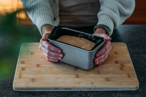 Frisch gebackenes Urkornbrot in einer Kastenform.