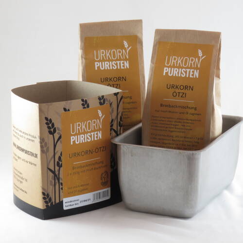 Ein Backset der Urkornpuristen: Backmischung mit Urkornmehl plus Backform für Brot.