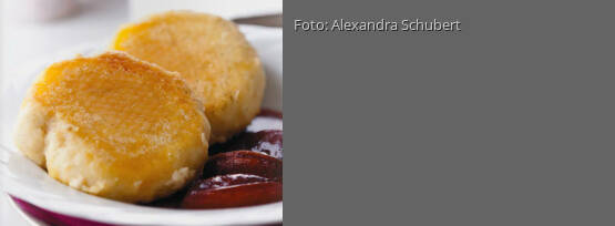 Rezeptbild für "Vanille-Dampfnudeln an Zimt-Rotwein-Zwetschgen"