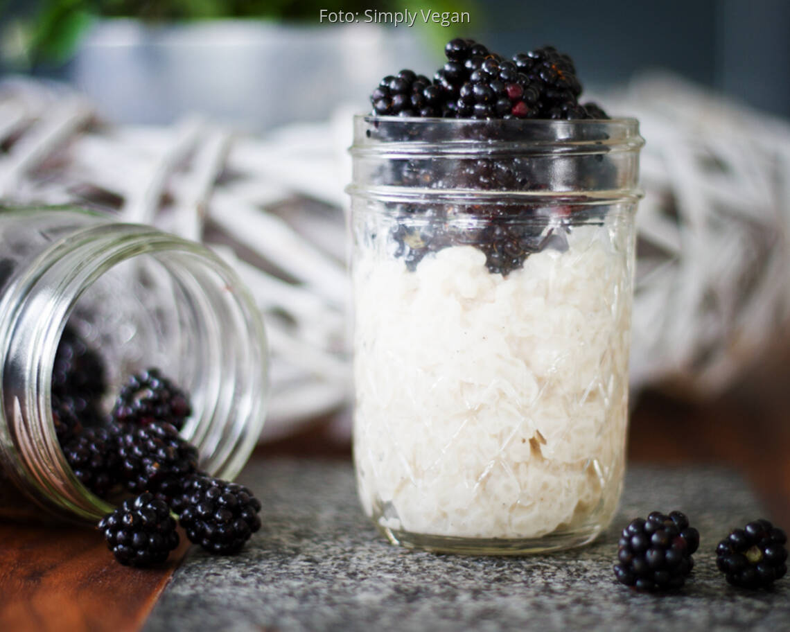 Vanille-Milchreis mit Brombeeren