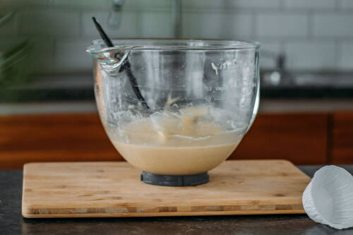 Mehlteig in Schüssel vor dunklem Hintergrund.