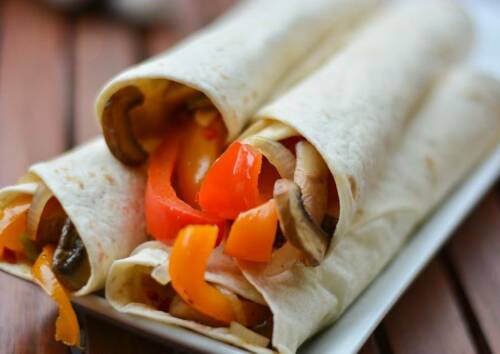 Mexikanisch Essen: Eine Neuinterpretation sind diese veganen Fajitas. Vier 'Stück von vorne fotografiert.