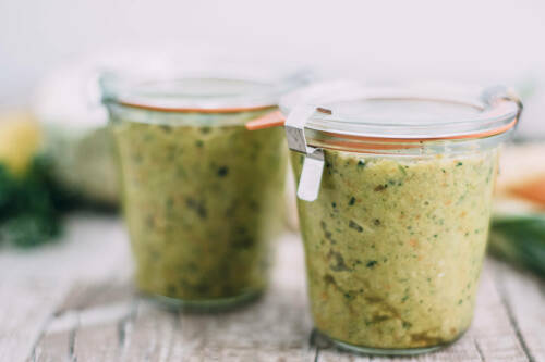 Vegane Gemüsebrühenpaste in Weckgläsern vor hellem Hintergrund.