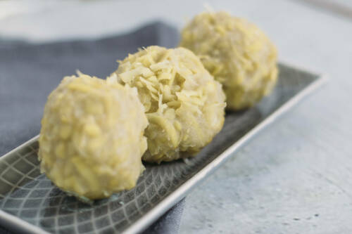 Vegane Kartoffelknödel vor hellem Hintergrund.