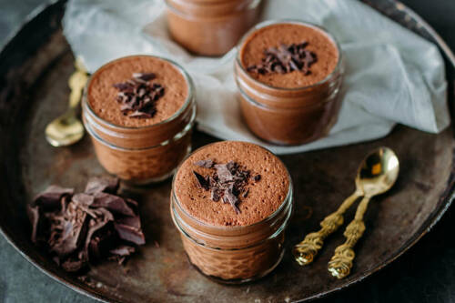 vegane Mousse au Chocolat abgefüllt in Dessertgläser