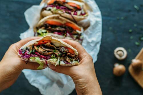 Selbstgemachtes Pilz-Gyros mit Rotekohl und Tomaten im Fladenbrot.
