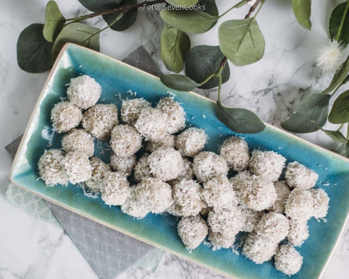 Vegane Raffaellos auf blauer Platte von oben mit Deko