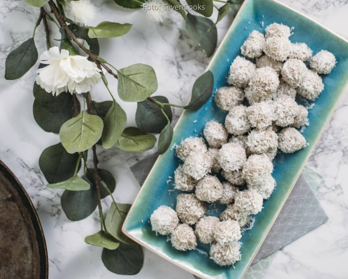 Vegane Raffaellos auf blauer Platte mit Deko