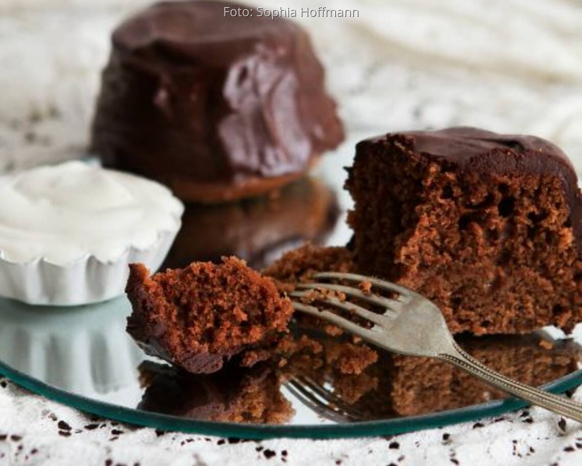 Platte mit Stücken einer veganen Sachertorte