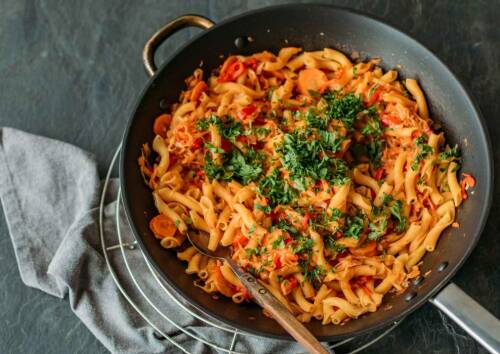 Das beliebteste Gericht von SevenCooks im Jahr 2020: Eine Pfanne mit Nudeln und Spitzkohl.