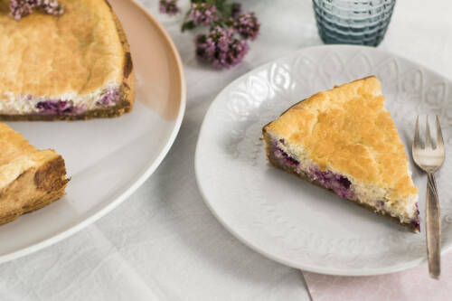Selbstgemachter Käsekuchen mit Blaubeeren.