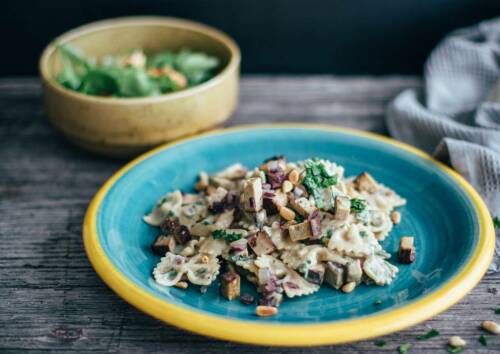 Mit den richtigen Gewürzen lassen sich besondere Geschmackserlebnisse kreieren, wie unsere vegane Carbonara zeigt.