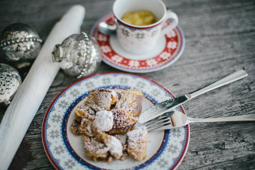Selbstgemachter Kaiserschmarrn auf einem bunten Teller.